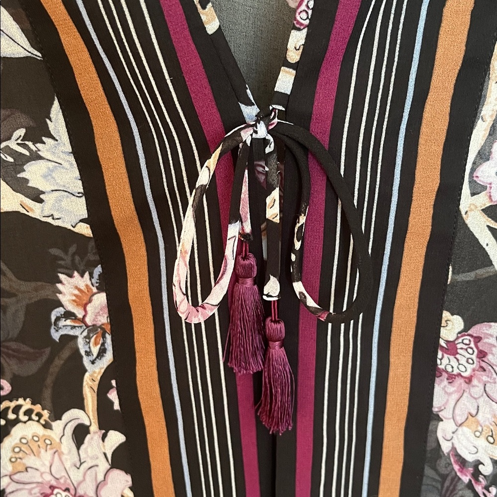 White House Black Market Floral Tassel Kimino - Picture 4 of 8
